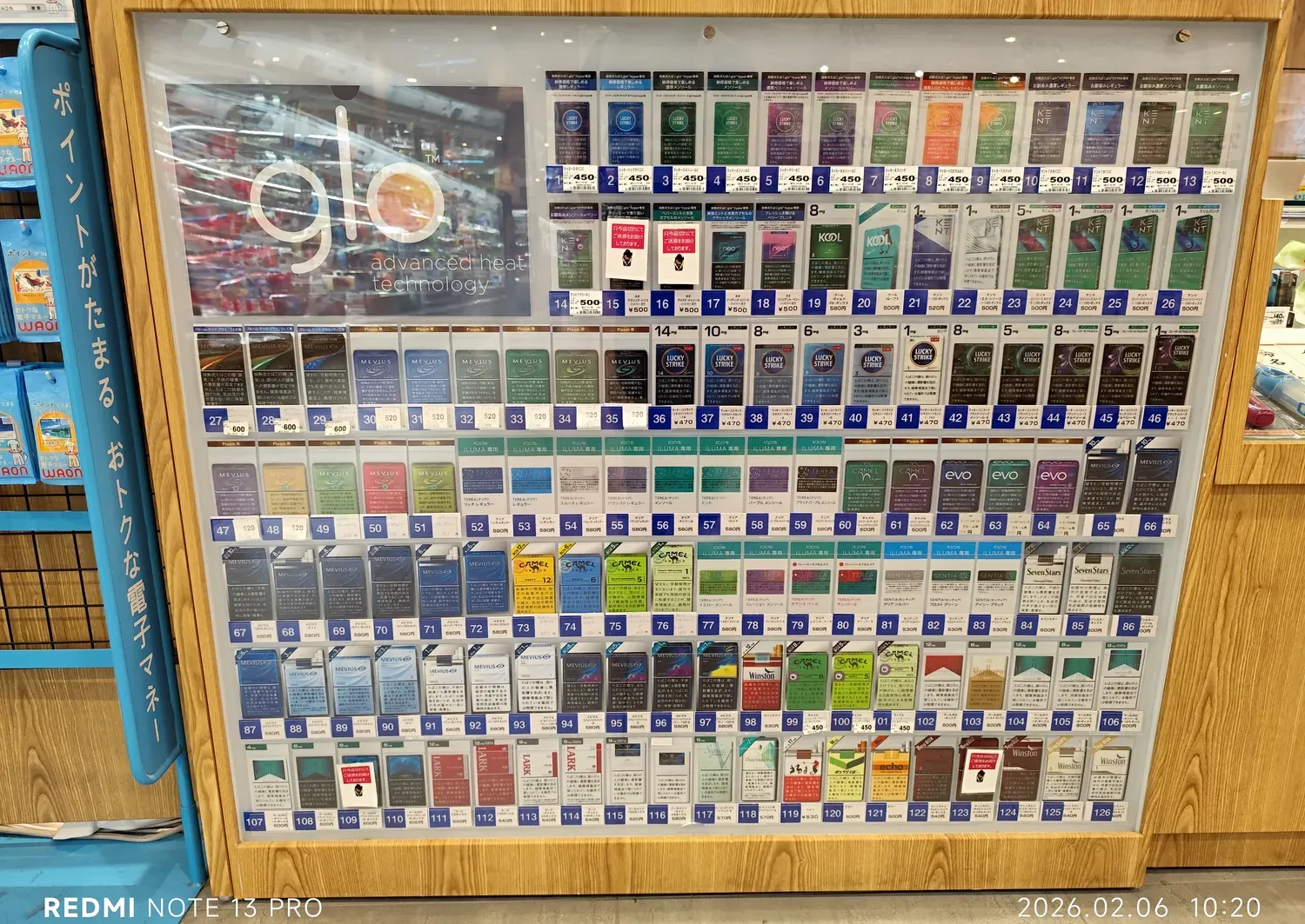 Japanische Preistafel für Zigaretten und erhitztem Tabak in einem Supermarkt; unter jeder Marke sind Einzelpackungspreise von ¥450 bis ¥600 angegeben
