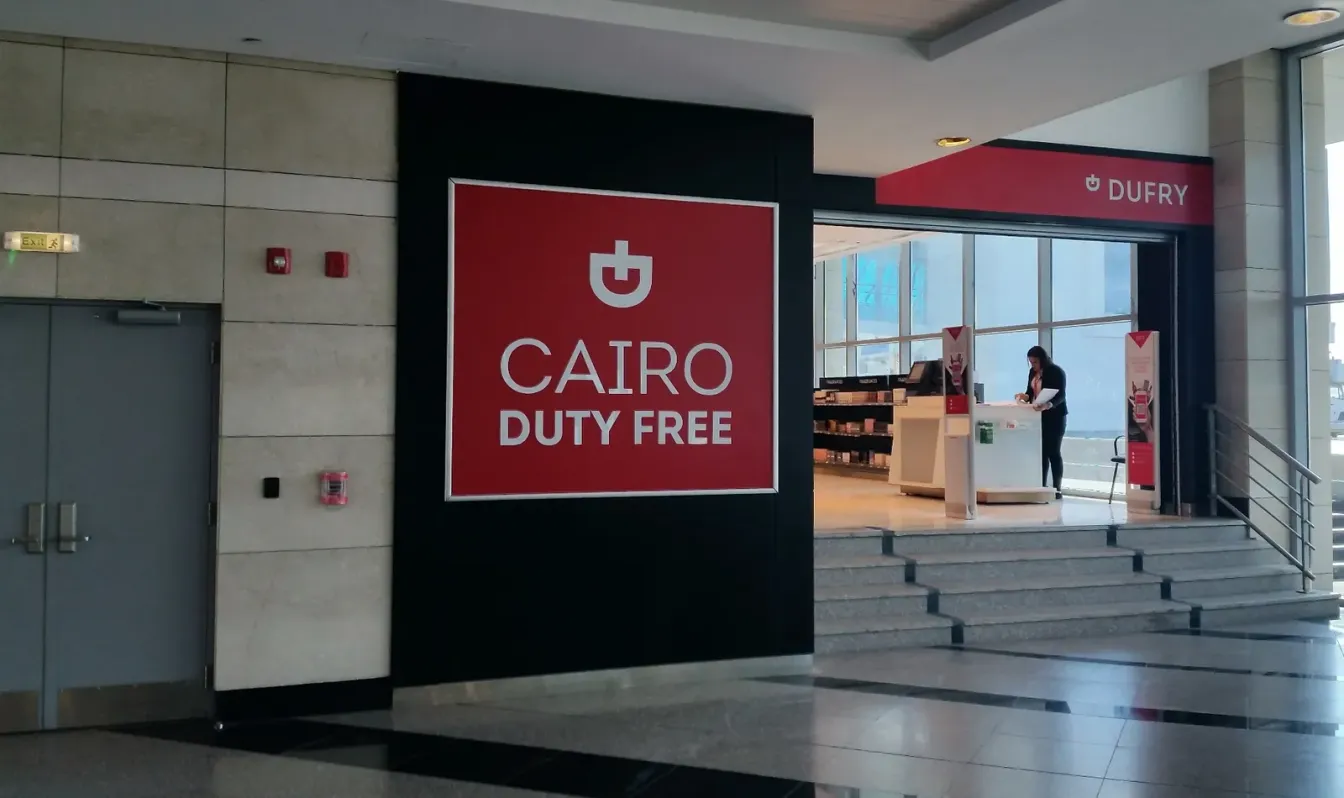 Entrée d’une boutique hors taxes dans la zone des départs d’un aéroport international
