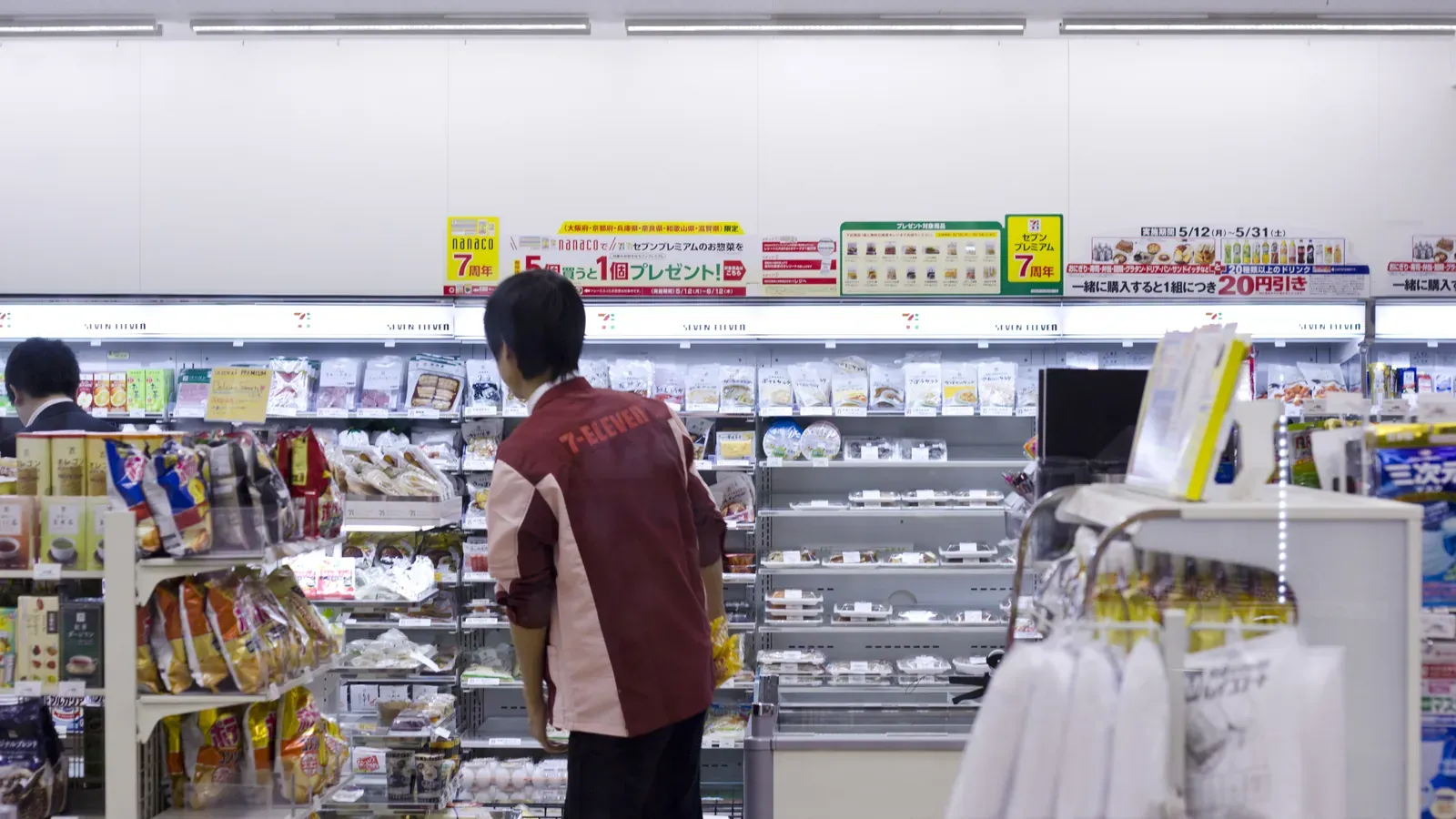 Innenraum eines 7-Eleven Convenience-Stores in Kyoto, eines Ladens, in dem in Japan Zigaretten verkauft werden