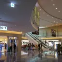 东京羽田机场国际航站楼的免税购物区，抵达和离境旅客可在此购买烟草和烈酒