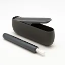 一支插入烟草棒的 IQOS Iluma 烟具，放在充电盒旁边