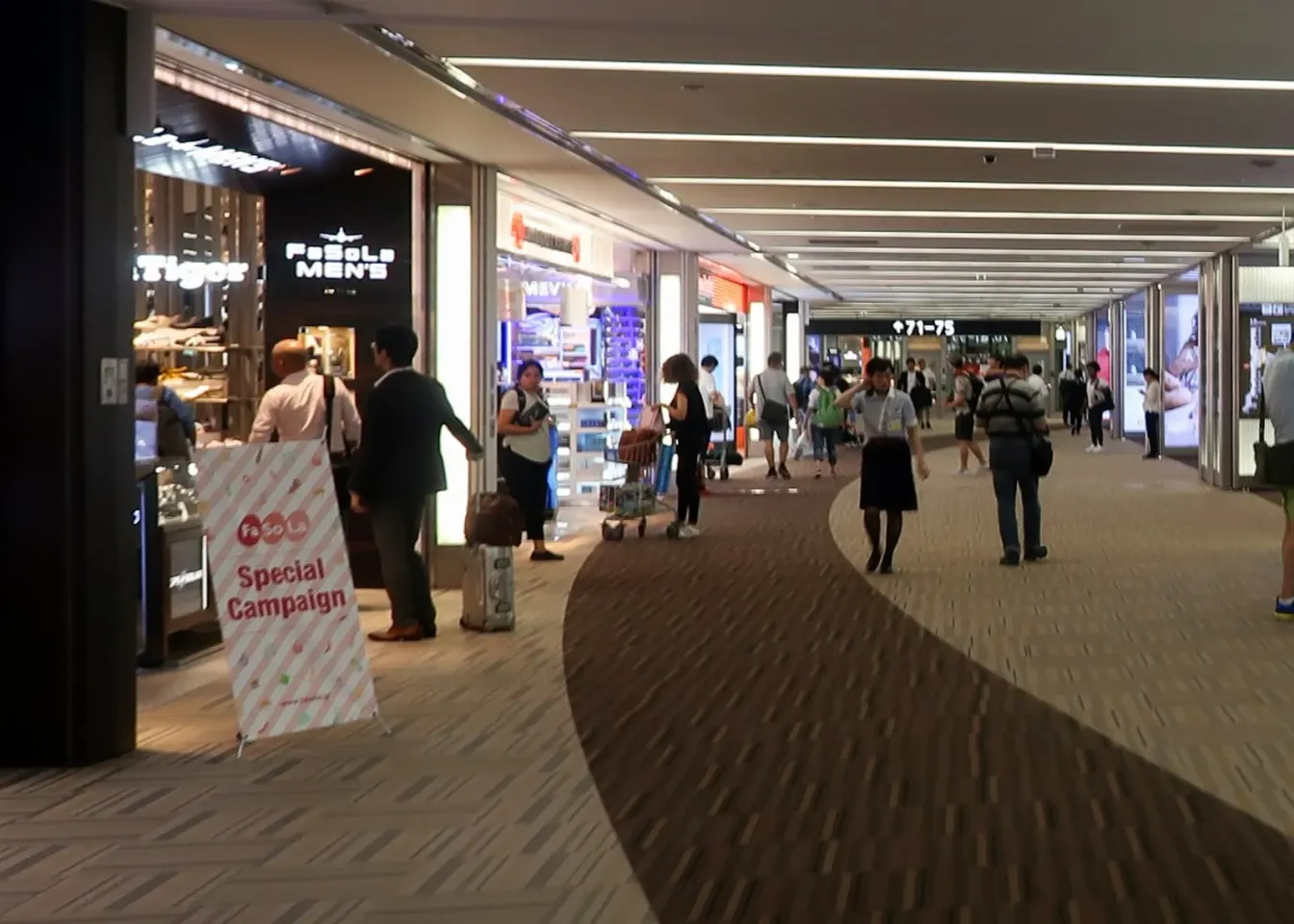 Allée commerciale duty-free Fa-So-La dans la zone des départs du terminal 2 de l'aéroport de Narita, après le contrôle des passeports