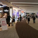 通过护照检查后的Narita机场T2出发区域内，Fa-So-La免税店购物走廊