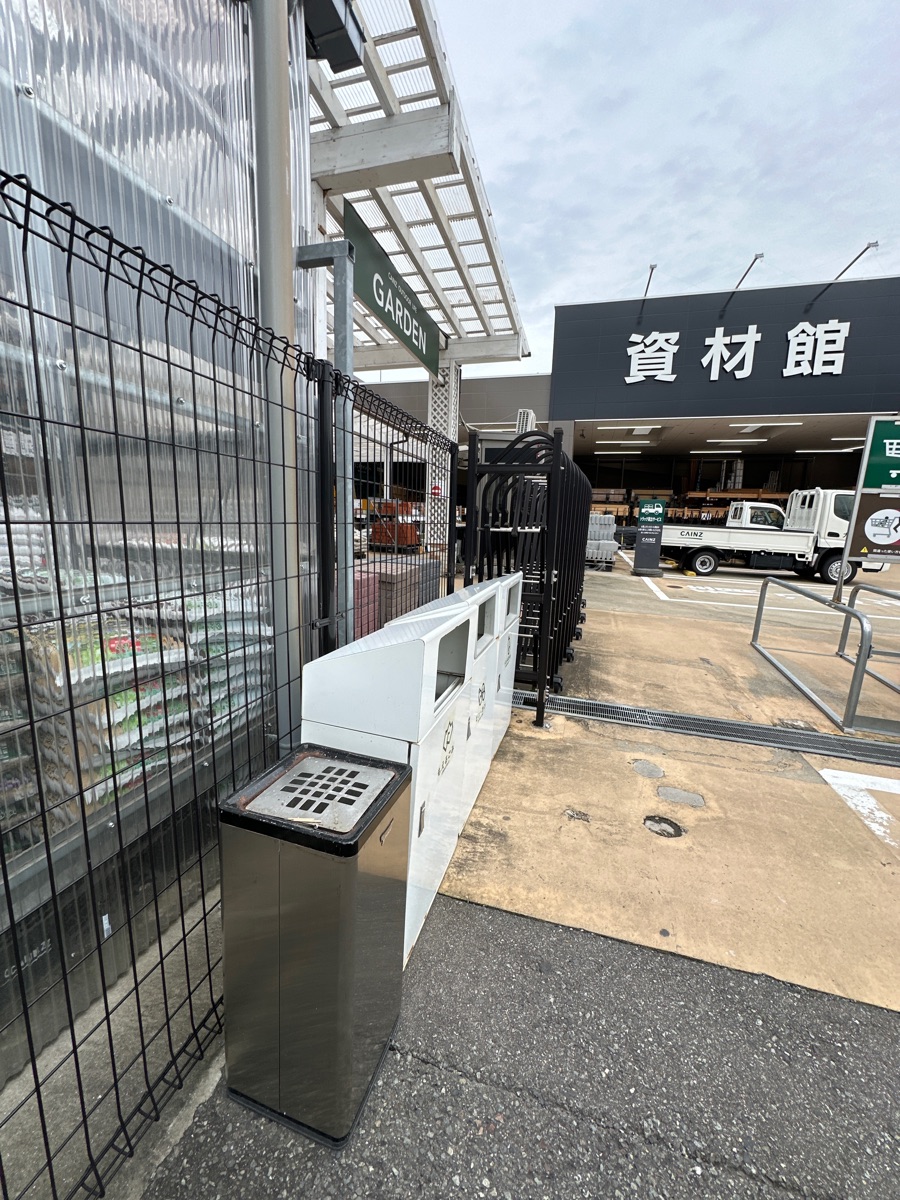 カインズホーム一階駐車場の喫煙所