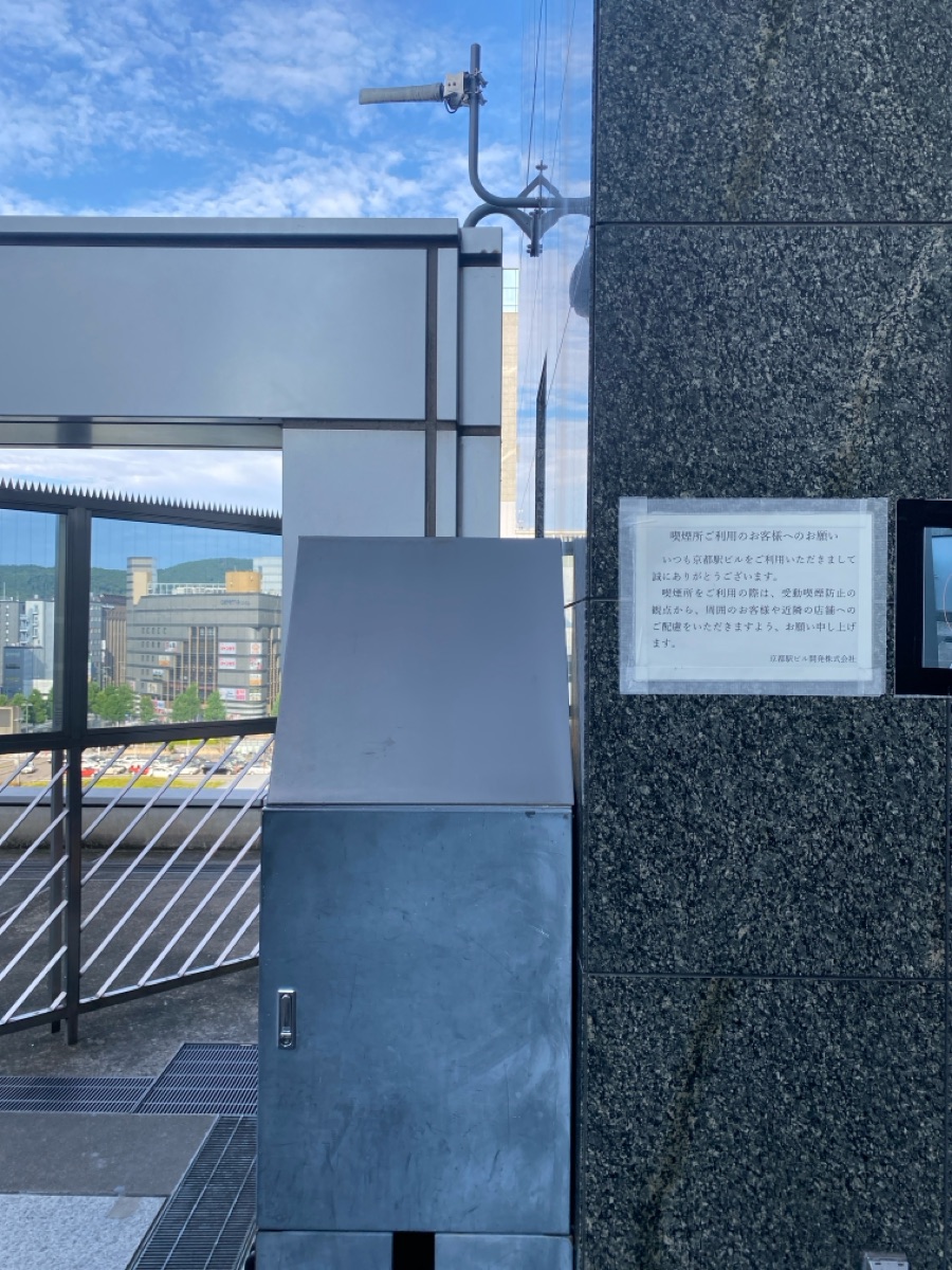 空が見える喫煙所(伊勢丹4F 出口)