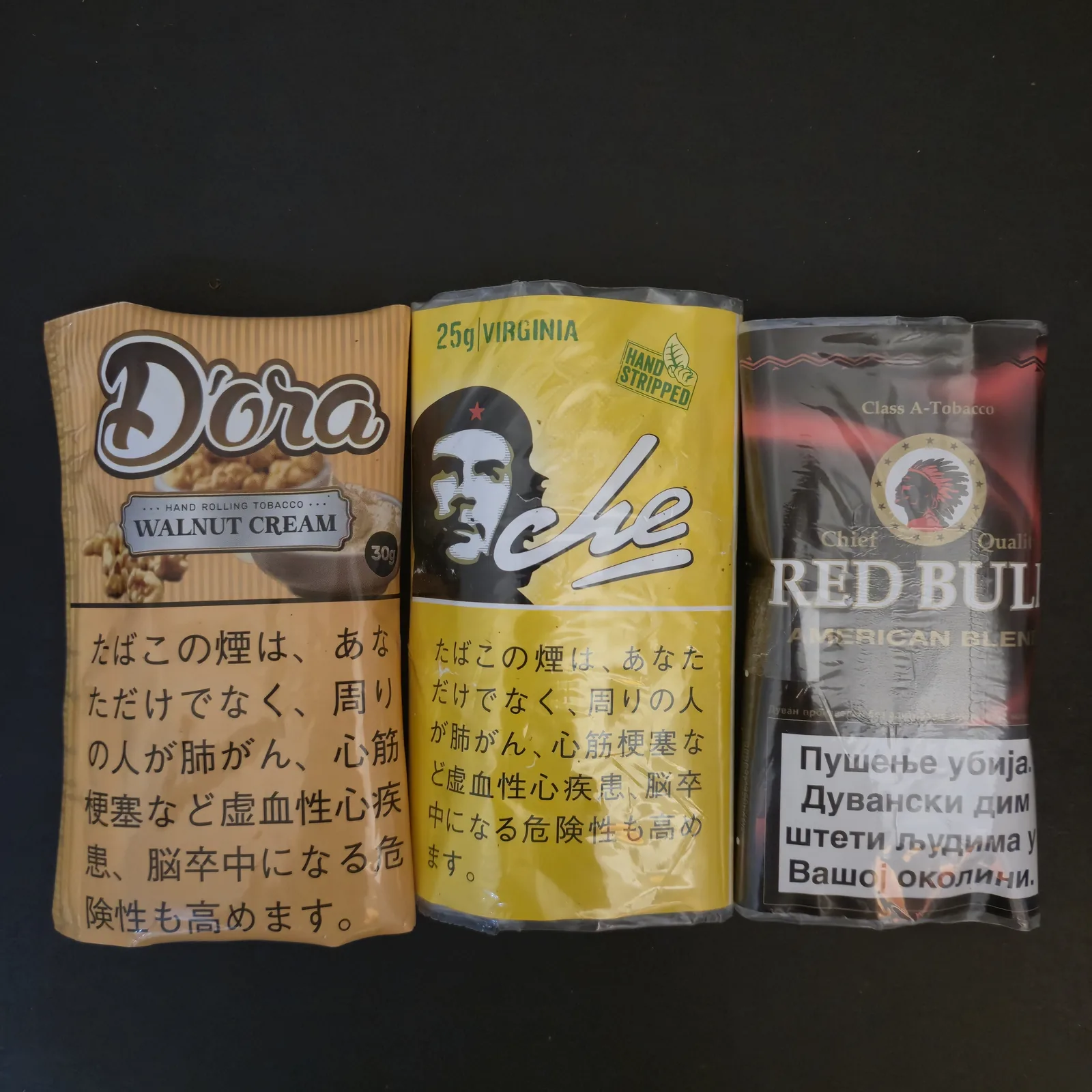 表記が読める3つの手巻き用タバコのパウチ。D'ora Walnut Cream、Che Virginia、Red Bull American Blend