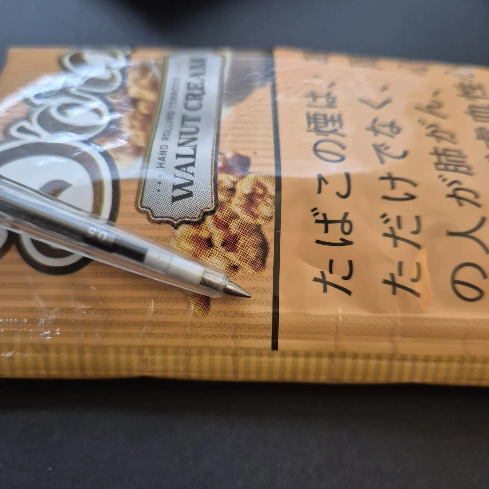 Doraのパウチを触って確かめる。縁にチャックのプラスチックの帯がある
