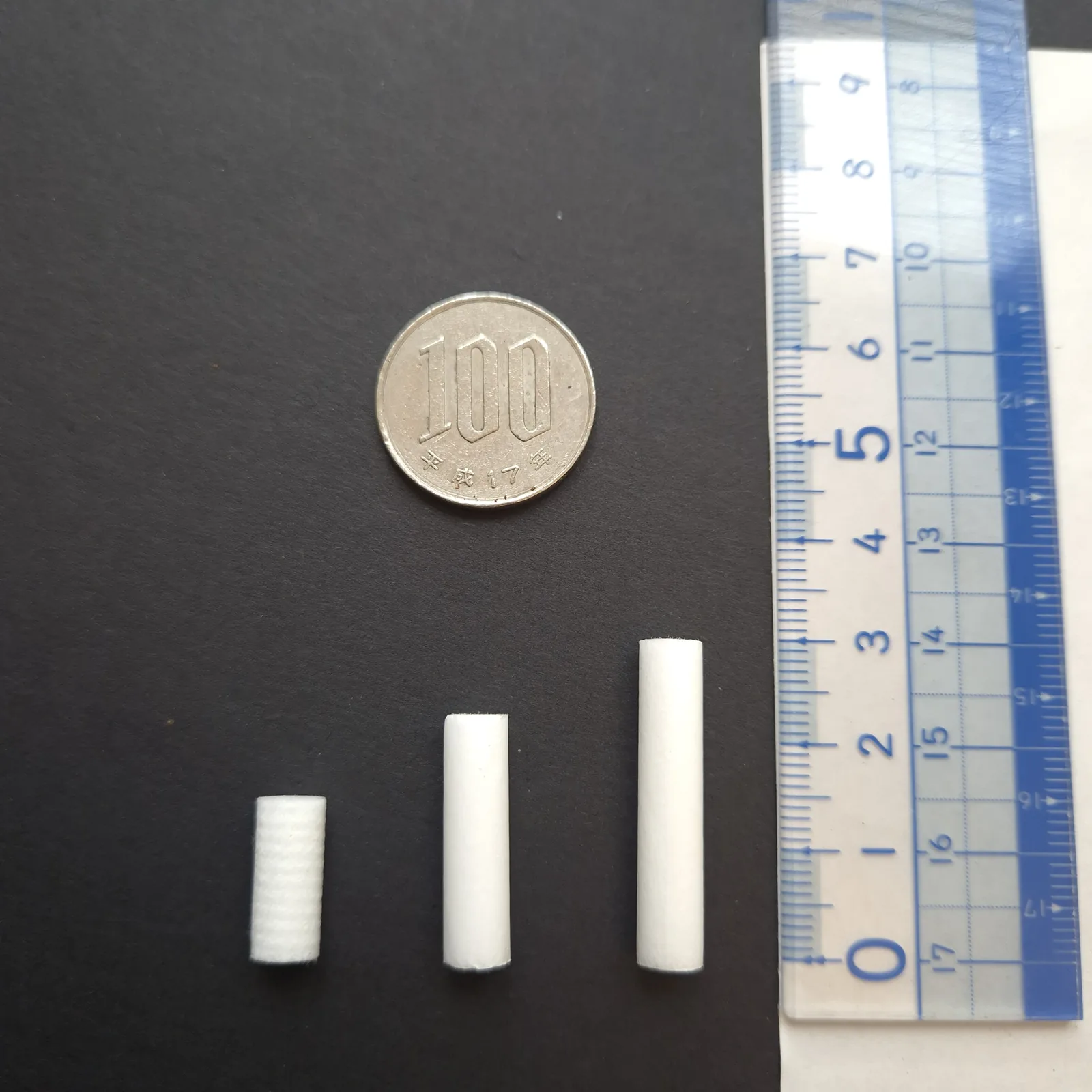 長さ15、22、30mmの手巻き用フィルター3本。横に定規と100円玉