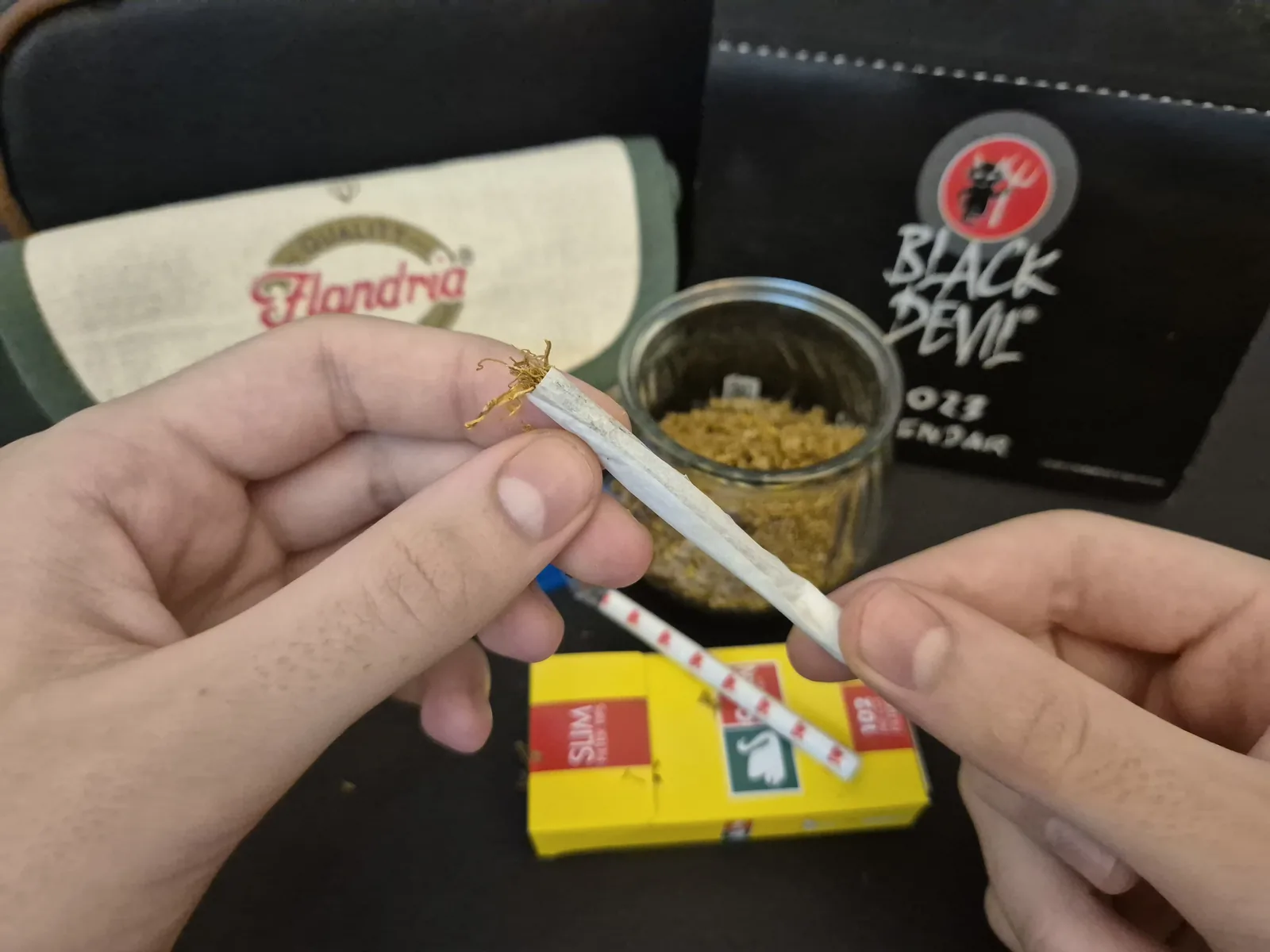 手で巻き上がった1本を指でつまんでいる