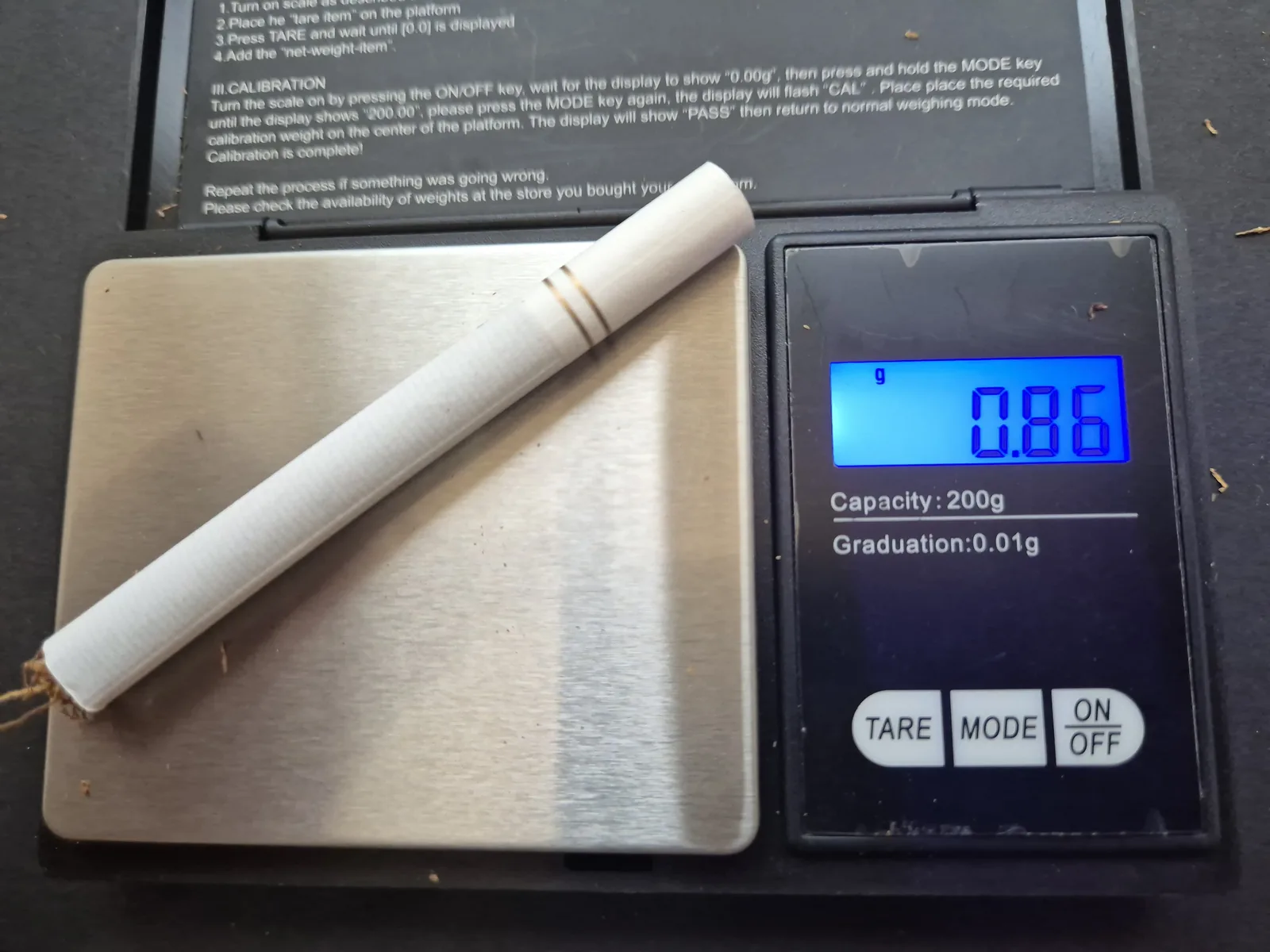 詰め終わったキングサイズの1本をスケールに載せて0.86g