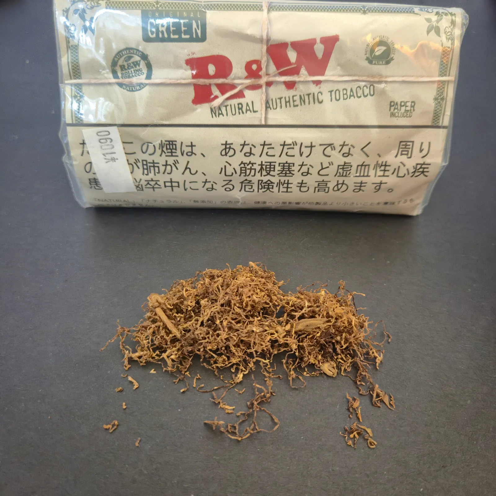 RAW Original Greenのパウチと、その手前に中身のタバコの山