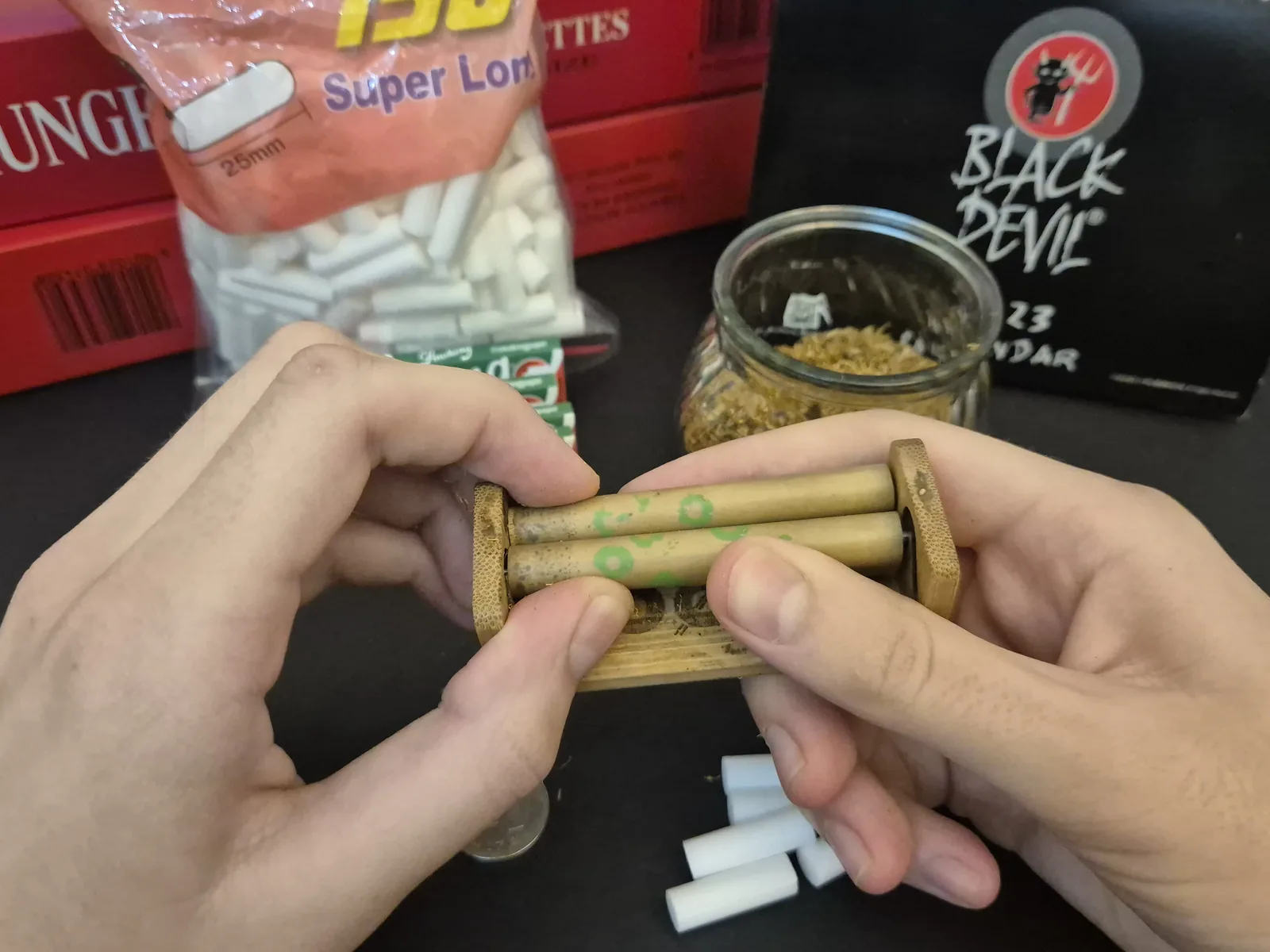 タバコを入れて閉じたローラー