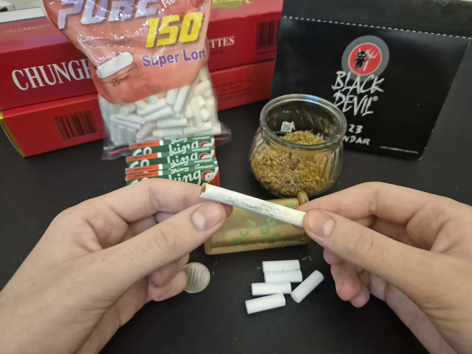 ローラーで巻き上がった1本を手に持っている
