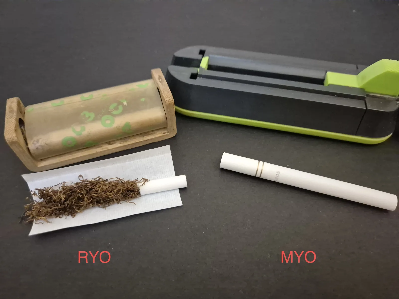 RYOとMYOの比較。左に巻紙、タバコ、フィルター、右に空のチューブと詰め機
