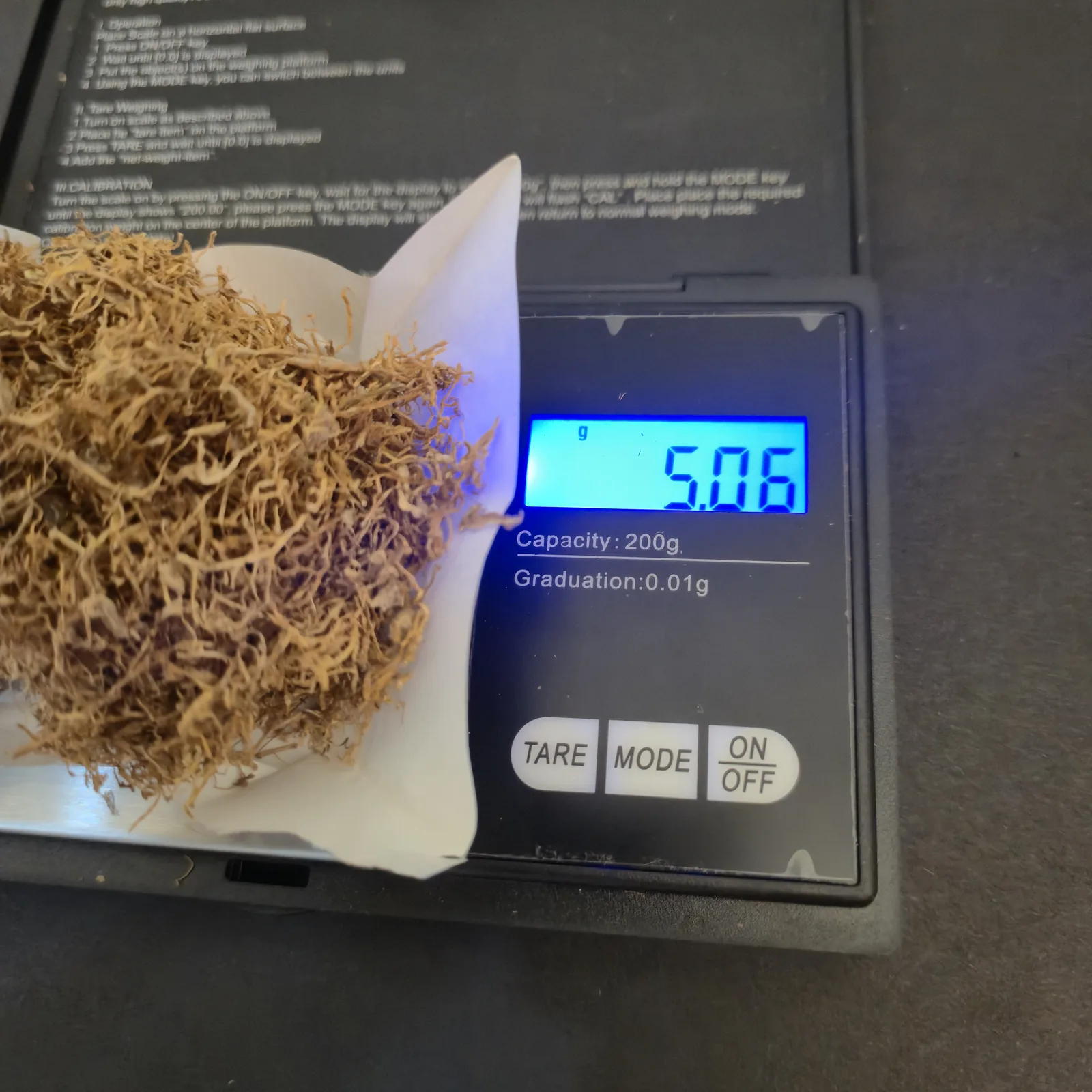 キッチンスケールに載せた5.06gのタバコ