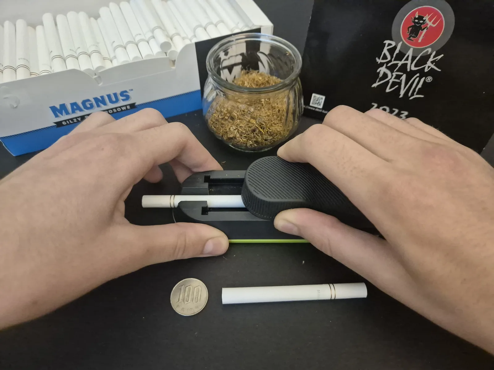 インジェクターのレバーを動かしているところ。片手で本体を押さえ、もう片方でレバーを押す