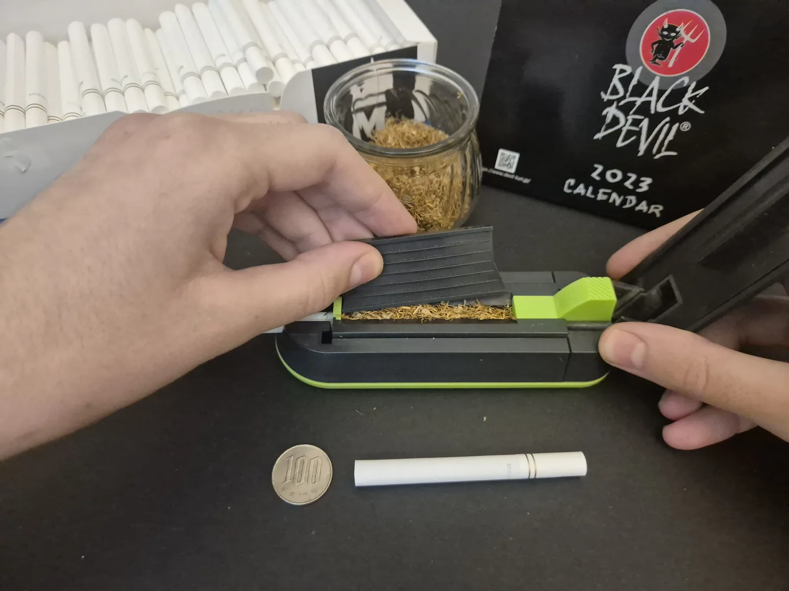 インジェクターのトレイに入れたタバコを、ヘラで縁とツライチにならしている