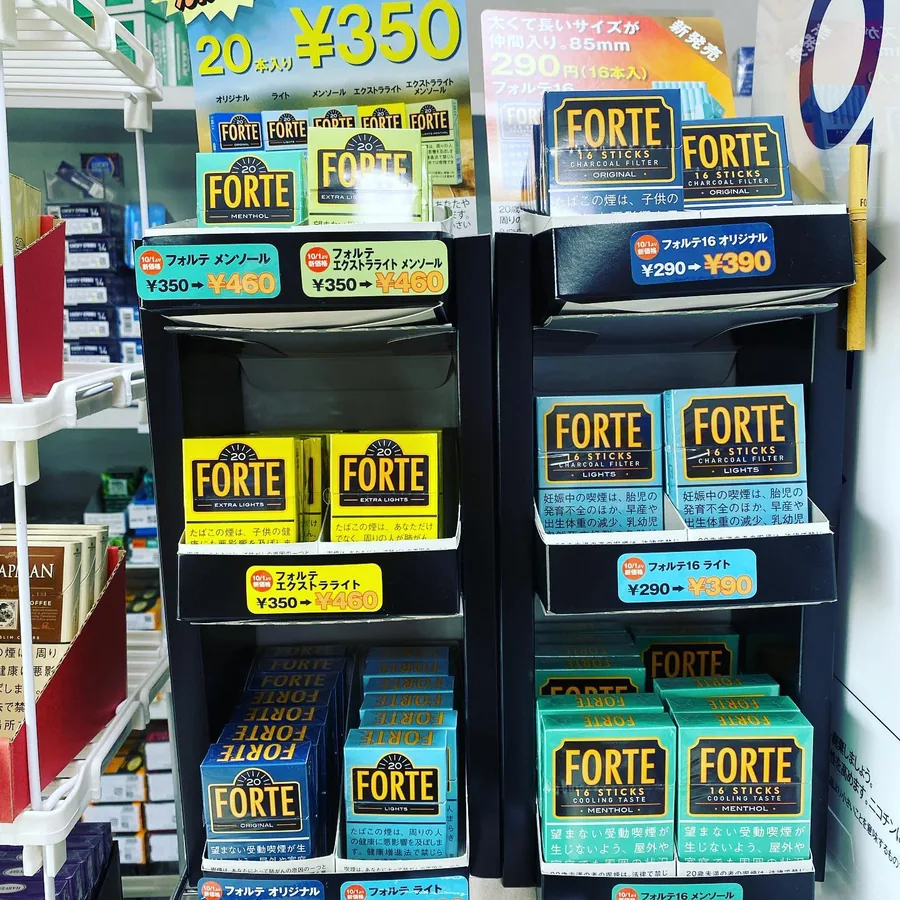 FORTE 담배 진열대 — 20개비 포장의 Original, Lights, Menthol, Extra Lights와 16개비 포장의 Charcoal Filter 라인 — Himawari Tobacco Shop, Tsuruga