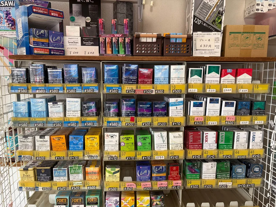 카운터에 진열된 일본산 및 수입 담배 브랜드 진열대 — Ikeda Tobacco, Fukuoka