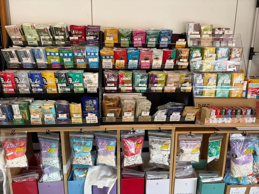 Pepe, Dora, Colts, Ark Royal 등 진열된 수제 담배, 종이, 필터 — Ikeda Tobacco, Fukuoka