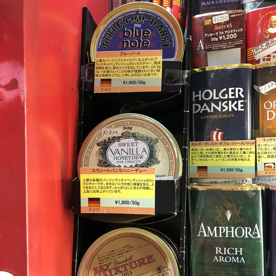 캔과 파우치에 담긴 파이프 담배: Torben Dansk의 Blue Note, Sweet Vanilla Honeydew, Dunhill의 My Mixture 965, Holger Danske, Amphora Rich Aroma로, 모두 일본어 선반 라벨이 붙어 있습니다 — Blue Note와 Dunhill 대체품을 다룬 가게의 2018년 4월 게시글에서 — Shop Kita, Kawagoe