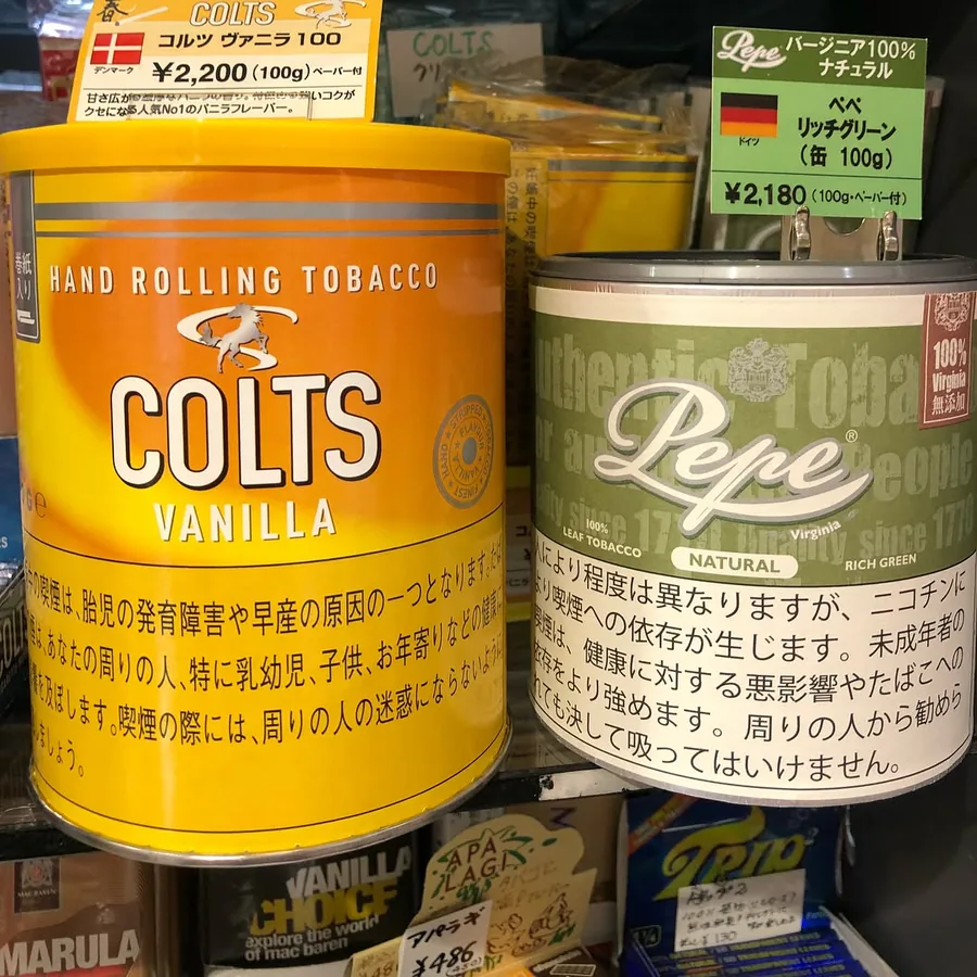 100g 캔에 담긴 COLTS Vanilla와 Pepe Natural(Rich Green) 롤링 담배, 그 아래에 Mac Baren’s Vanilla Choice 파우치와 Trio 페이퍼 한 팩 — 가게의 2018년 1월 게시글에서 — Shop Kita, Kawagoe