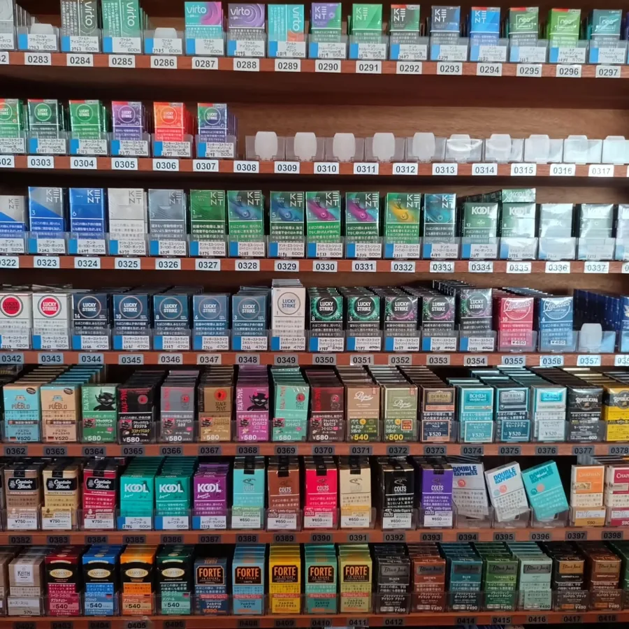 일상적인 브랜드 옆에 놓인 더 희귀한 담배와 수입 담배: Pueblo, Captain Black, Pepe, Forte, Black Jack, Harvest — T-Shop Tobacco, Akashi