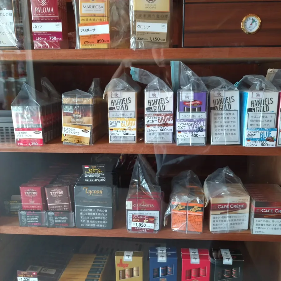 리틀 시가와 시가릴로가 진열된 쇼케이스 — Handelsgold, Toscanello, Tattoo, Tycoon, Clubmaster, Café Crème, Villiger — T-Shop Tobacco, Akashi