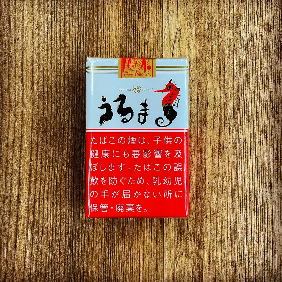나무 테이블 위에 놓인 うるま(Uruma) 궐련 한 갑, “since 1960”이라고 적혀 있음 — Yamada Store, Kasugai